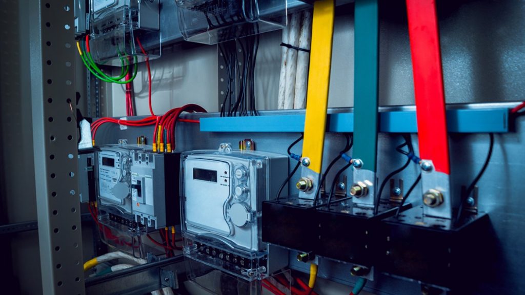 Установка стабилизаторов напряжения ustanovka stabilizatora napryazhenia elektryky 1024x576 - Установка стабилизаторов напряжения